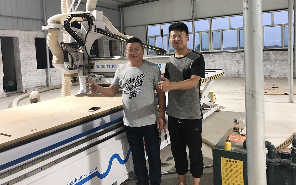 內(nèi)蒙古客戶(hù)訂購(gòu)定制家具生產(chǎn)線(xiàn)